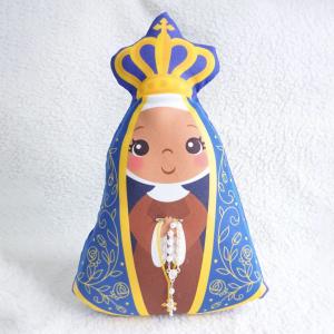 Almofada Nossa Senhora com Terço Oxfordini/Microfibra 28x19 cm  Enchimento em fibra de silicone antialérgica  Terço removível de perolas 9cm de Altura na cor branca, azul ou rosa.