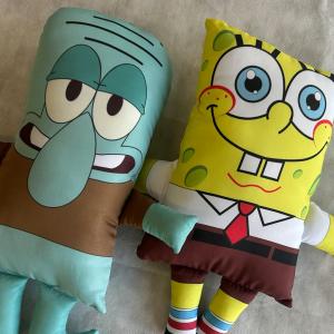 Almofada Personagens - Bob Esponja Oxfordini/Microfibra 31x22  Enchimento em fibra de silicone antialérgica  Terço removível de perolas 9cm de Altura na cor branca, azul ou rosa.