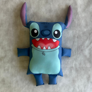 Almofada Personagens - Stitch Oxfordini/Microfibra 31x22  Enchimento em fibra de silicone antialérgica  