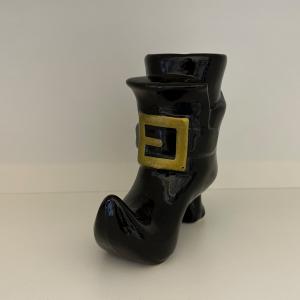 Caneca 3D Bota da Bruxa Cêramica 16x13 cm Preto predominante  Esmalte brilhante Suporta líquidos quentes ou frios e pode ir ao microondas