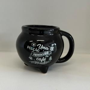 Caneca 3D Caldeirão Cêramica 15x10 cm Preto predominante  Esmalte brilhante Suporta líquidos quentes ou frios e pode ir ao microondas
