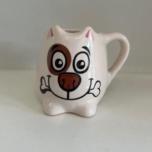 Caneca 3D Cãozinho com osso Cêramica 15x10 cm Branco predominante  Esmalte brilhante Suporta líquidos quentes ou frios e pode ir ao microondas