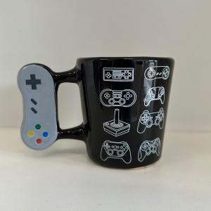 Caneca 3D Controles Cêramica 17x12 cm Preto predominante  Esmalte brilhante Suporta líquidos quentes ou frios e pode ir ao microondas