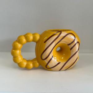 Caneca 3D Donuts Mordido Cêramica 18,5x10,5 cm Amarelo predominante  Esmalte brilhante Suporta líquidos quentes ou frios e pode ir ao microondas