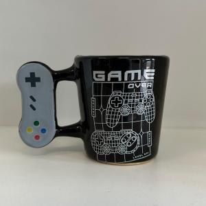 Caneca 3D Game Over Cêramica 17x12 cm Preto predominante  Esmalte brilhante Suporta líquidos quentes ou frios e pode ir ao microondas