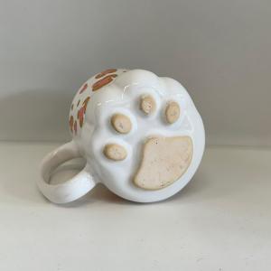 Caneca 3D Pata de Gato Cêramica 12x9 cm Branco predominante  Esmalte brilhante Suporta líquidos quentes ou frios e pode ir ao microondas