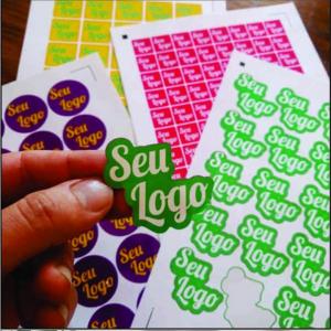 Etiqueta Adesiva em Vinil Ritrama Brilho com Semi-corte 5x5 Ritrama Brilho 5x5 cm 4x0  Semi-corte especial 