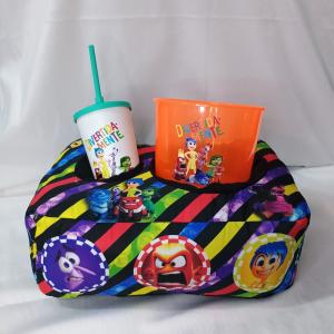 Kit Cinema com 1 copo Personalizado Almofada de Oxfordini/Microfibra 11x32x21 cm    Kit composto por uma almofada, um balde de pipoca e um copo twister com tampa e canudo.