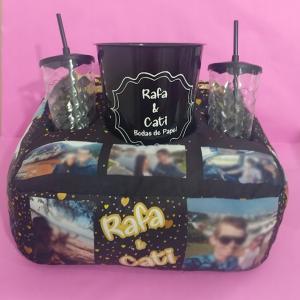 Kit Cinema com 2 copos Personalizado Almofada de Oxfordini/Microfibra     Kit composto por uma almofada, um balde de pipoca e dois copos twister com tampa e canudo.