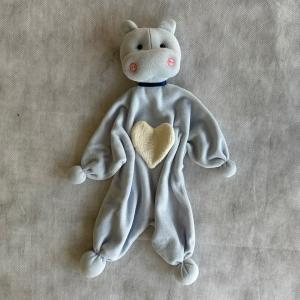 Naninha - Hipopótamo Plush e Micro Soft aprox. 25x25 cm    Naninhas proporcionam para o bebê sensação de conforto e segurança na hora do soninho.