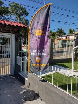 Windbanner Completo com Base Plástica Tecido + Haste de alumínio + Base em plástico WindBanner completo 2,80 x 0,70 Sem limite de cores   Base Plástica 40x40x14cm -  Base de plástico reforçado, para encher com areia, brita ou outros....